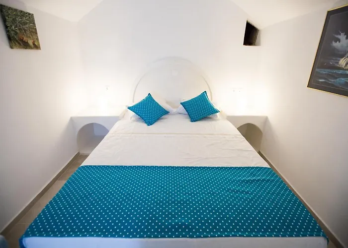 Cave مونوليثوس